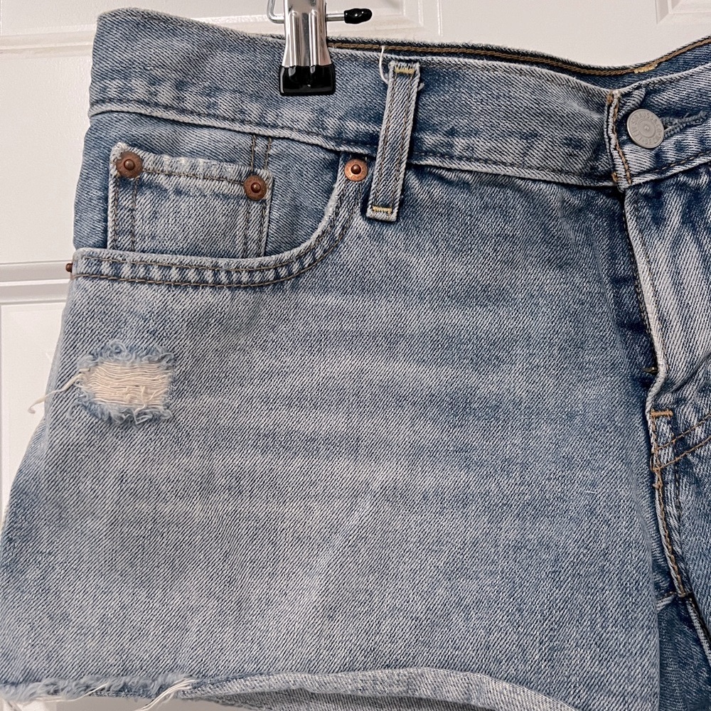 Levi's Women's Classic Blue Jean Shorts - Picture 6 of 9